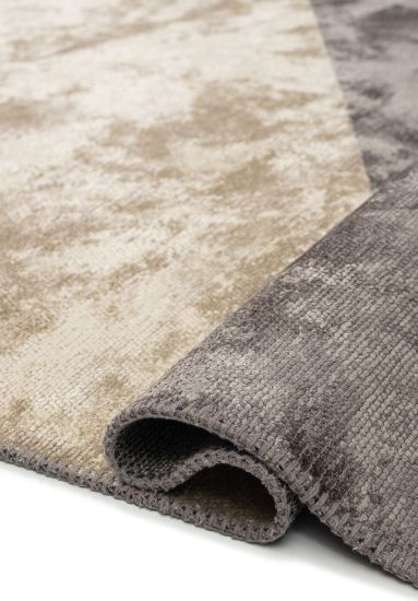 Enthralling Cream & Grey Geometric Living Room Rug